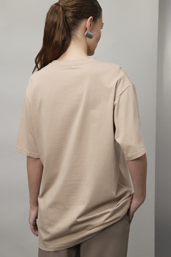 Beżowy T-shirt Breeze – widok tył, luźny krój bawełniany